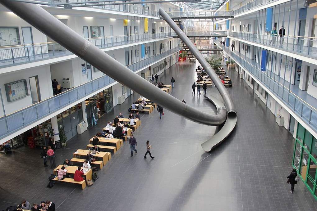 В Мюнхенском Технологическом университете есть специальные трубы для быстрой и веселой транспортировки студентов с верхних этажей